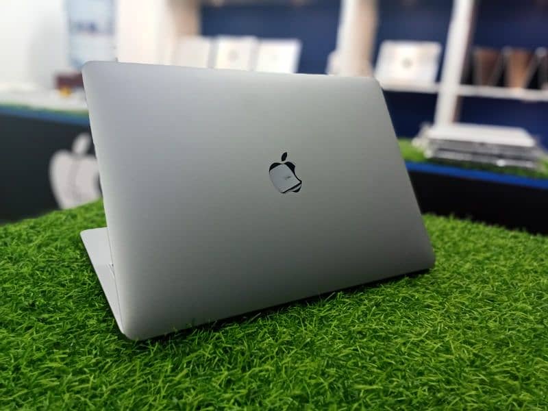 MacBook Pro M2 13inch 16gb ram 256ssd 10/10 condition 3 cycles 1