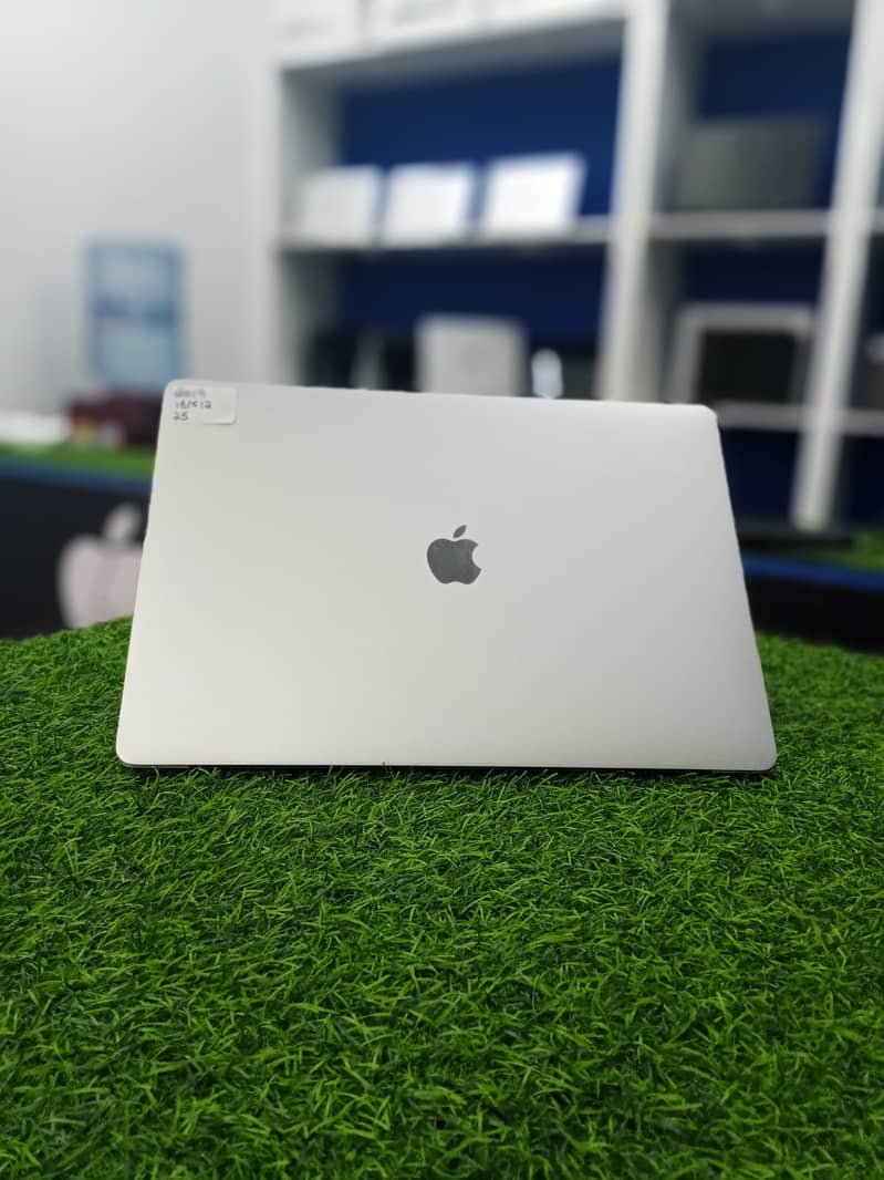 Macbook Pro 2019 15 inch Silver 16gb 512gb 10/10 condition 1
