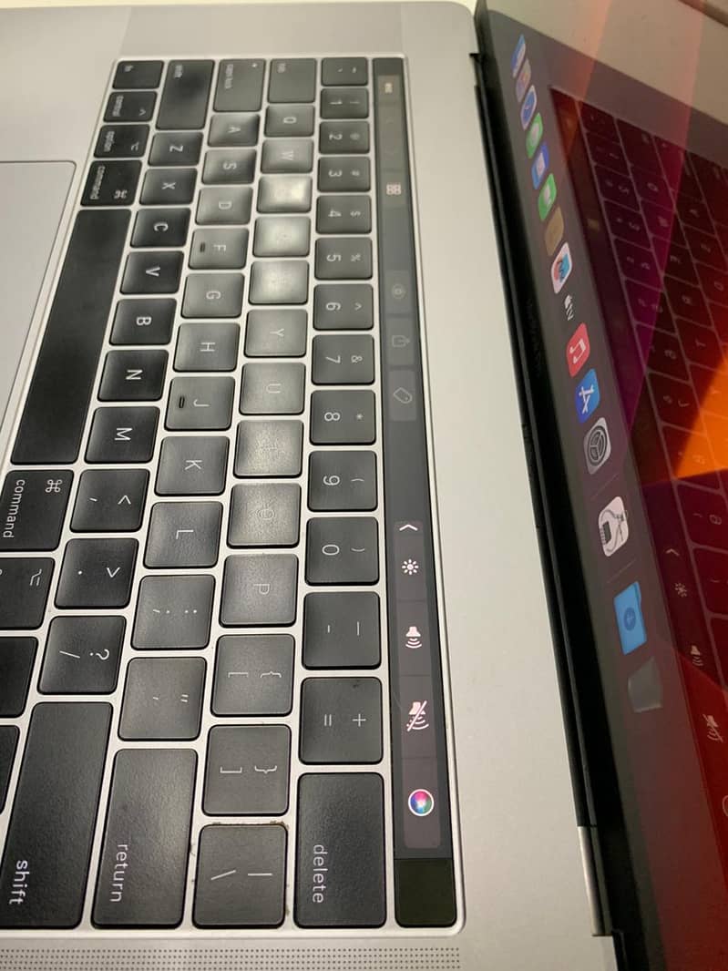 MacBook Pro 2017 i7 Display 15.4inches 5