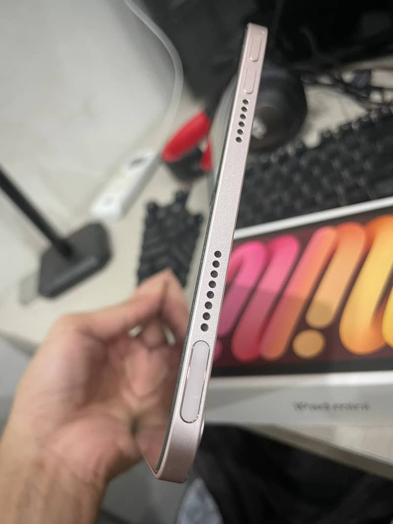 iPad mini 6 (6th Generation) 64GB look like brand new 7