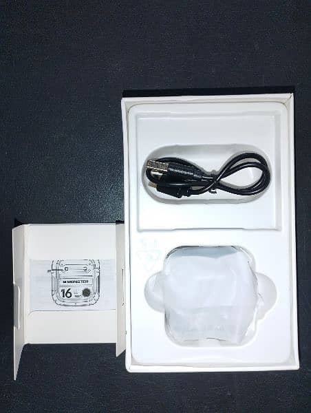 earbuds monster xt16 condition 10/10 New 7