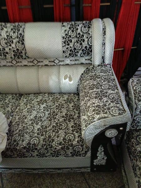 Sofa Set 3 2 and 1 seater in good condition 4