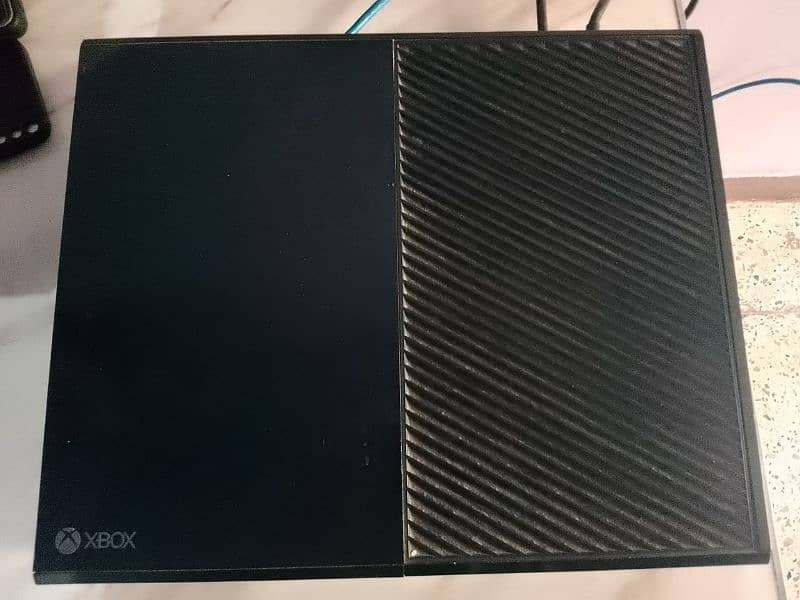 Xbox one 500gb with 22" display 1