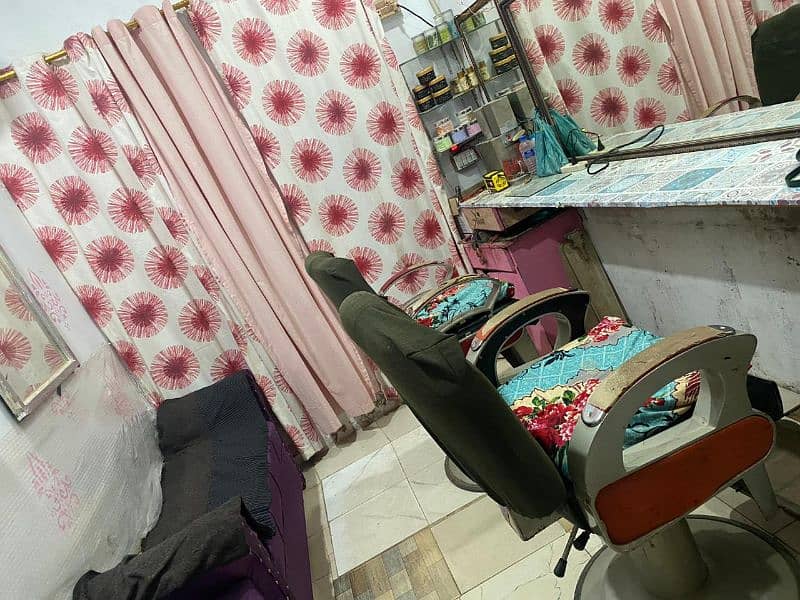 Running beauty parlour for Sell 3