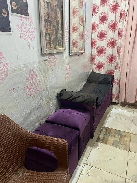 Running beauty parlour for Sell 5