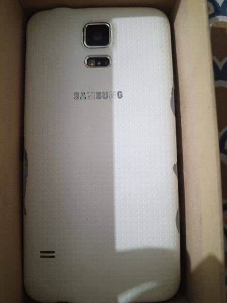 Samsung Galaxy S5 With Box and Charger more details in Description 9