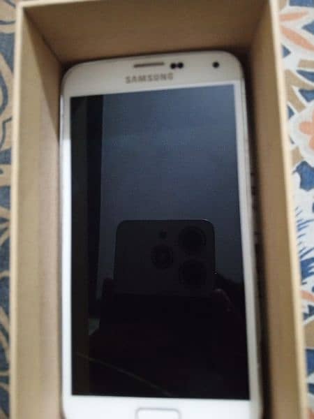 Samsung Galaxy S5 With Box and Charger more details in Description 10