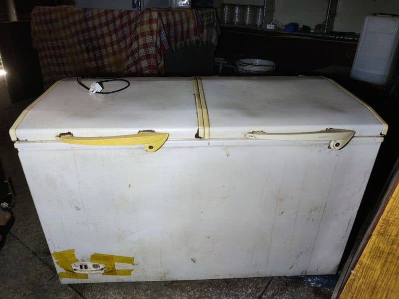 Deep freezer for sale used in fast food shop. 0