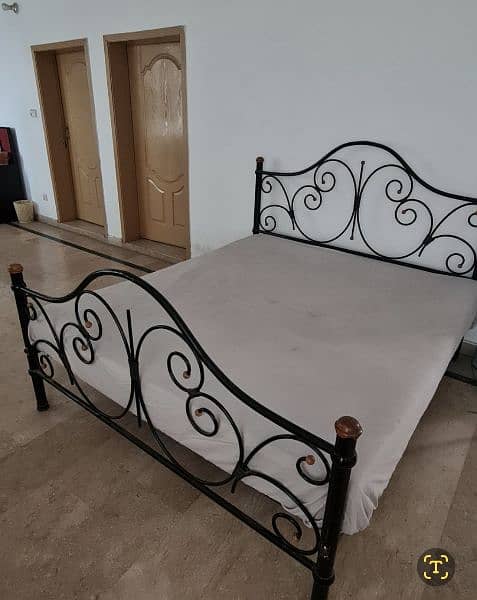 Queen size bed 1