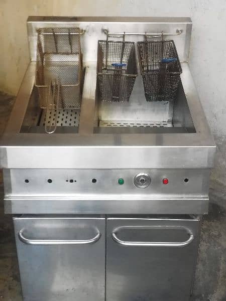 Fryers for sale urgently sub Saman ha bulkul final price 35,000 hazar 11