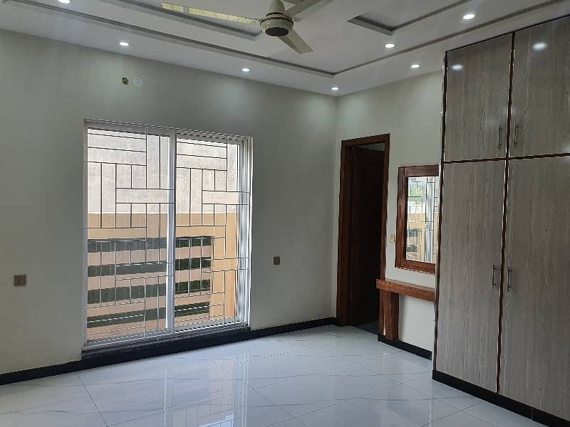 10 MARLA SPECIOUS HOUSE FOR SALE | PRIME LOCATION| NEAR TO MARKET & AMENITIES 3