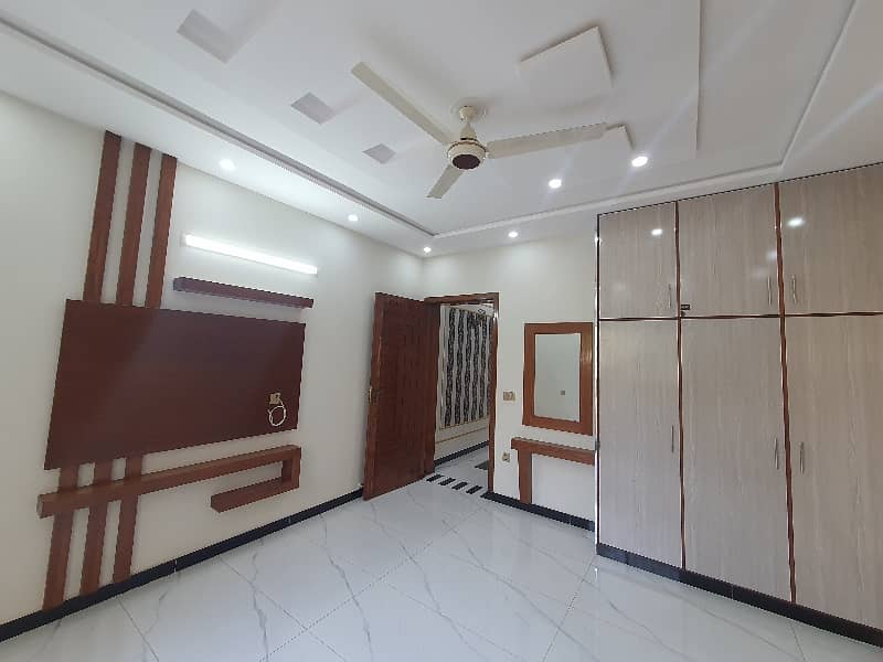 10 MARLA SPECIOUS HOUSE FOR SALE | PRIME LOCATION| NEAR TO MARKET & AMENITIES 4