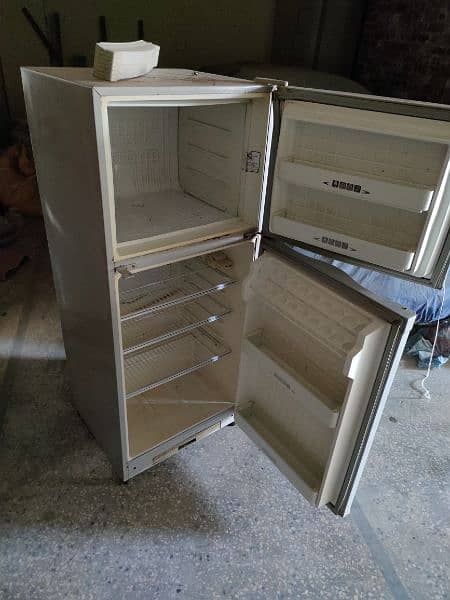 good condition fridge. . !! 3