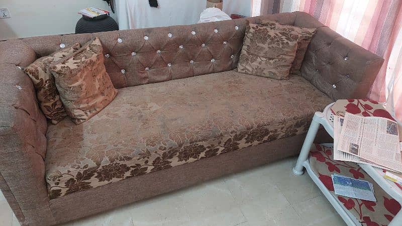 5 seeter sofa set . in good condition 1