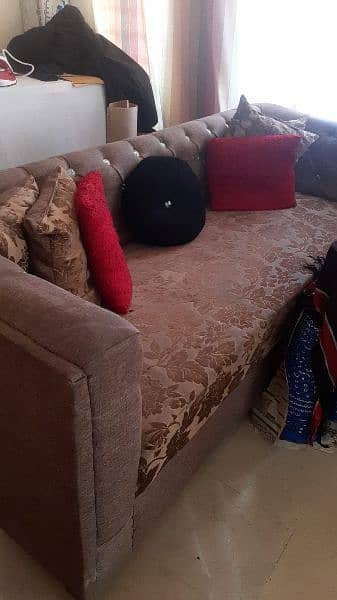 5 seeter sofa set . in good condition 2