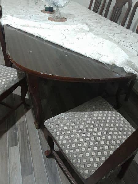 solid wood 8 seater dinning table in good condition 0