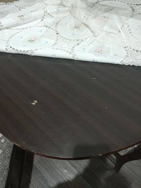 solid wood 8 seater dinning table in good condition 1