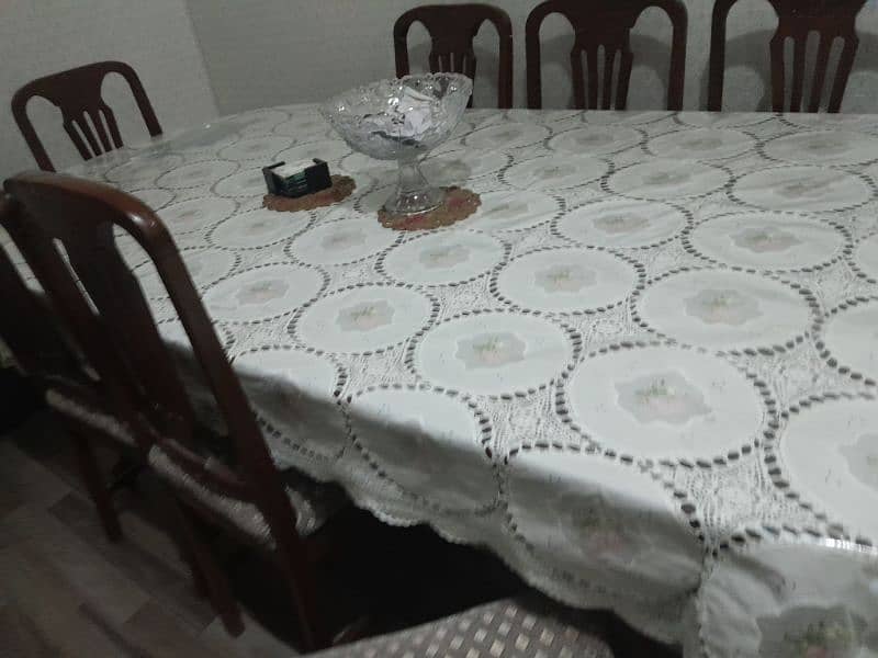 solid wood 8 seater dinning table in good condition 2