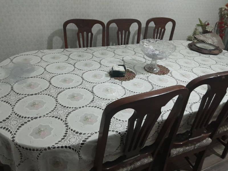 solid wood 8 seater dinning table in good condition 4