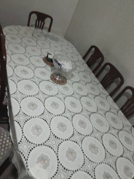 solid wood 8 seater dinning table in good condition 5