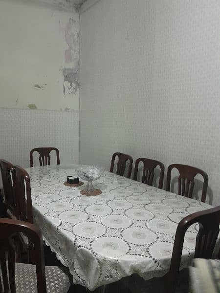 solid wood 8 seater dinning table in good condition 6