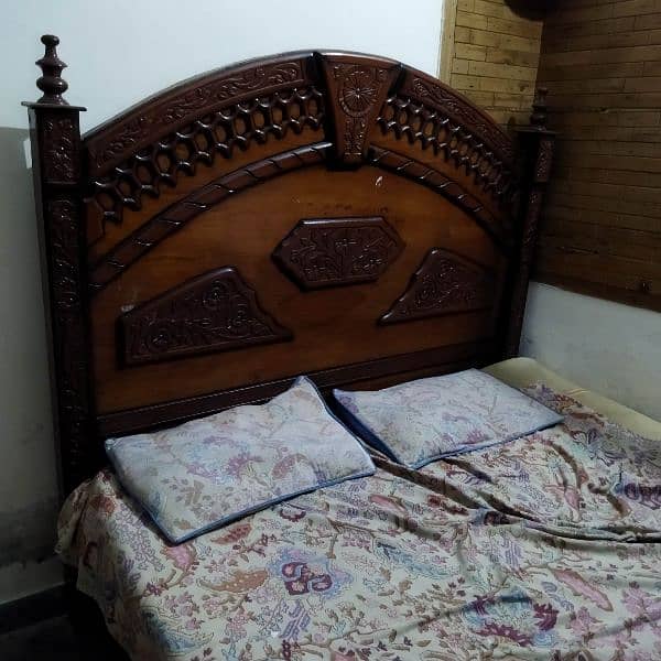 bed with site tables bartan wali almari aur dressing for sale 0