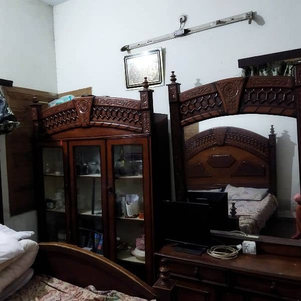 bed with site tables bartan wali almari aur dressing for sale 3