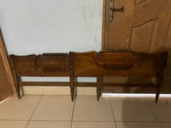 2 single beds 
Material: Wood (authentic)
