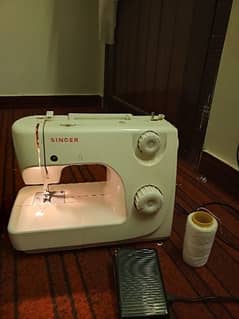 sewing machine (singer) 10/10 condition