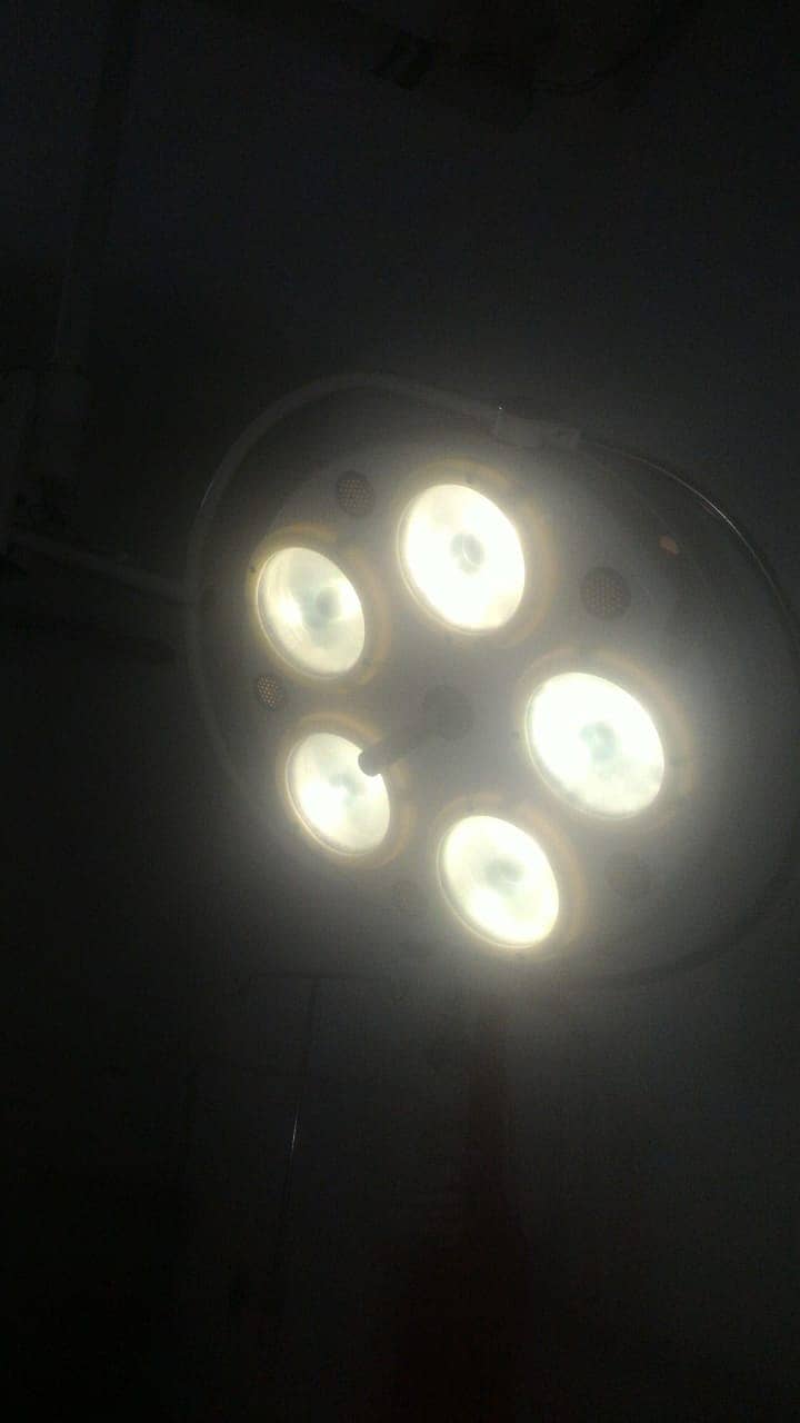 A operation Theatre ceiling light 5 Reflectors 0