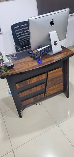 office employee computer table condition10/10