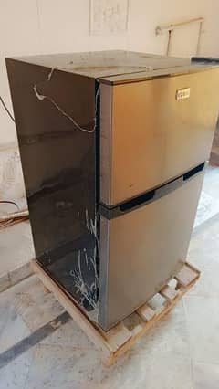 Room fridge double door bilkul genuine gas bhi genuine hai