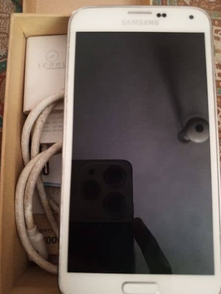 Samsung Galaxy S5 With Box and Charger more details in Description 1