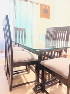 dinning table in excellent condition