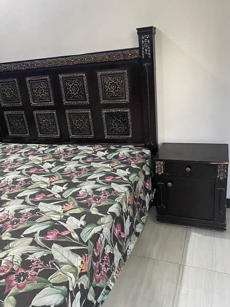 wooden king size bed for sell without mattress, mattress is for 10k 4