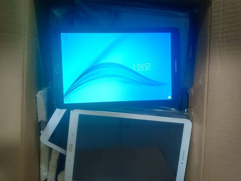 Samsung Tab E 10" T560inch 2/16 Version is 7.1 with charger 0