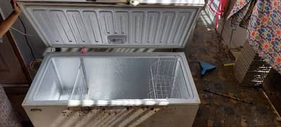 Waves 21 cubic feet deep freezer in excellent working condition