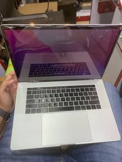 Macbook Pro 2017 15 inches with touchbar