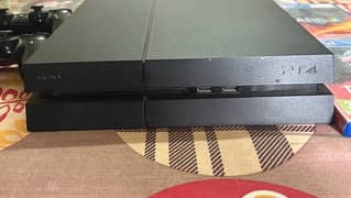 PS4 fat 500gb with 7 games discs and 2 controllers(PRICE IS NEGOTIABLE