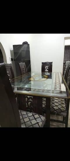 dining table 10/10 made in a wooden 6 seater