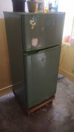 PEL medium-size, 10-cubic refrigerator & freezer.