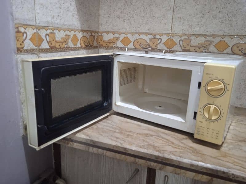 MICROWAVE IN GOOD CONDITION 1