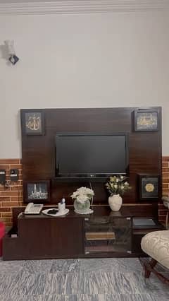 TV shelf / trolly with picture frames .