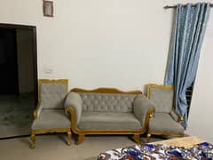 wooden 4.5 seater sofa set with center table for sale urgently