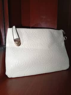 Hand bag for women in pure white colour and simple design