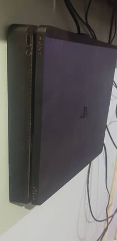 Ps4 Slim 1 TB, with 2 Controller