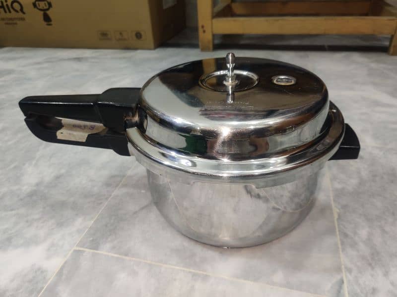 PRESSURE COOKER STAINLESS STEEL 6LTR IMPORTED 3