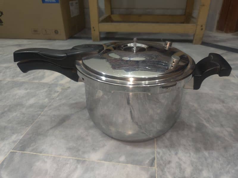 PRESSURE COOKER STAINLESS STEEL 6LTR IMPORTED 4