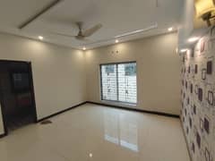 10 Marla Used House With Gas For Sale in Jasmine Block Bahria Town Lahore