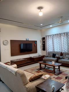 Best Oppurtunity For Investers 1 kanal Beautiful House Is Up for Sale In The Heart Of Bahria Town Lahore.